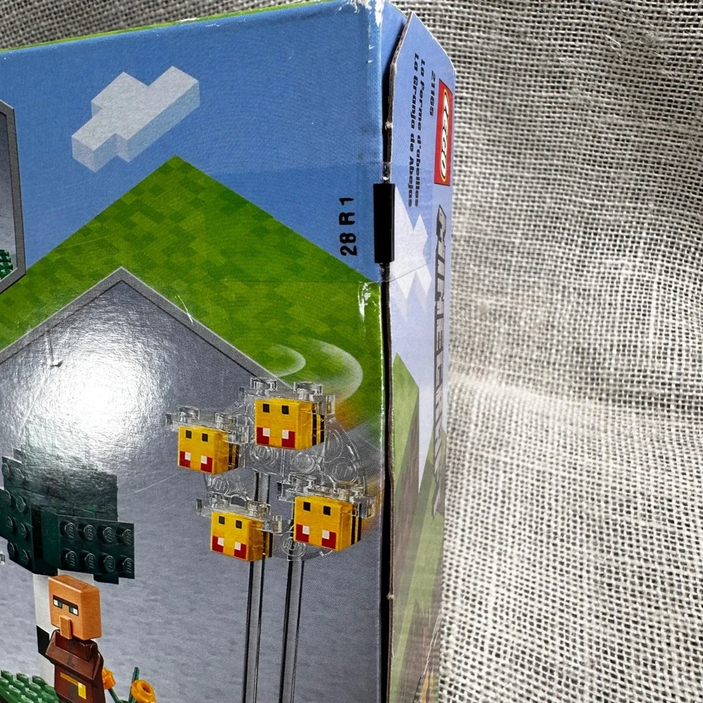 Lego minecraft bee